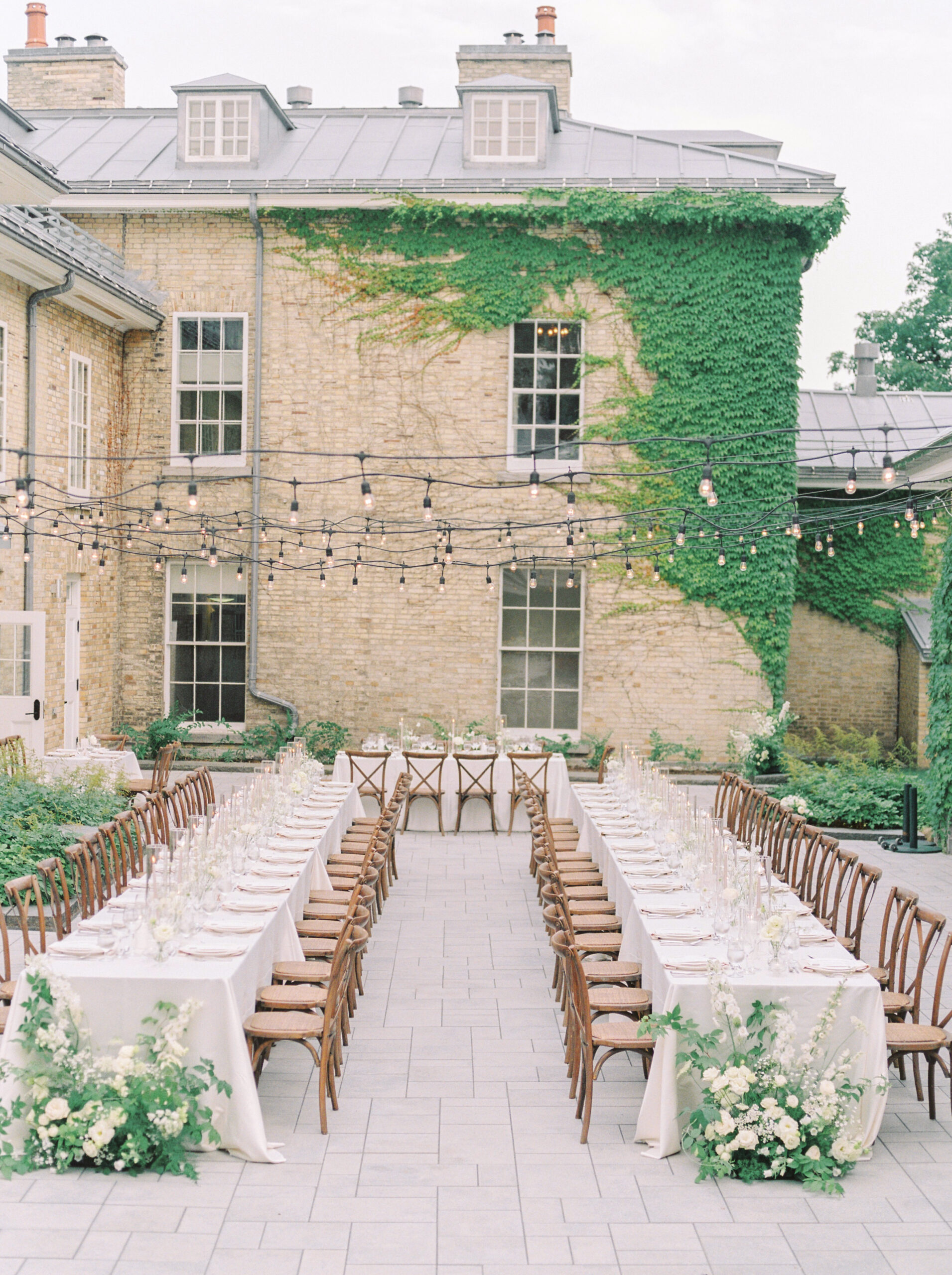 Algresco wedding dinner in courtyard of venue Domaine Cataraqui